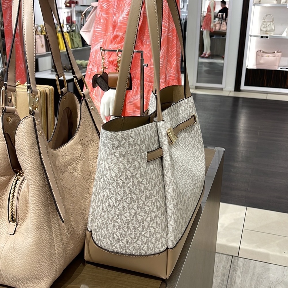 MICHAEL KORS
Reed Large Logo Shoulder Tote Bag
Camel Combo 
35S3G6RT3B
NWT - Picture 2 of 16